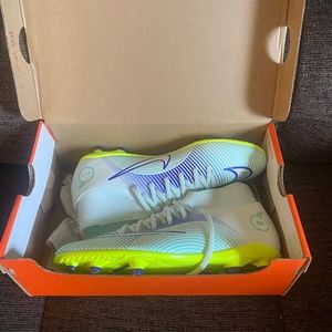 New women’s Nike Soccer Cleats Size 7.5